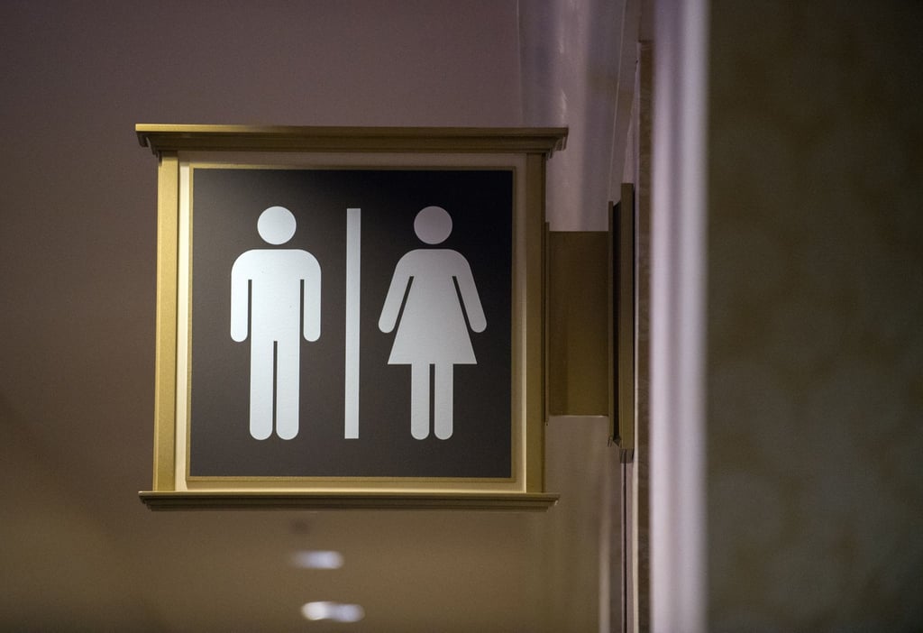 Wer ständig eine Toilette braucht, kann nicht mit den Öffis zur Arbeit fahren. Das hat das Landessozialgericht Baden-Württemberg entschieden.