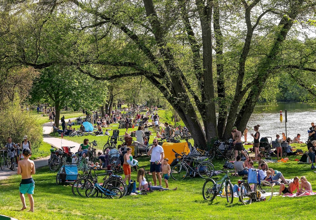 Bei sommerlichen Temperaturen war der Saalestrand auf der Peißnitz am Montagnachmittag rappelvoll. Abstandsregeln spielten nicht überall eine Rolle. Die Stadt ließ die Menschen gewähren. Mitarbeiter des Ordnungsamtes wurden von den Sonnenbadern nicht gesehen.