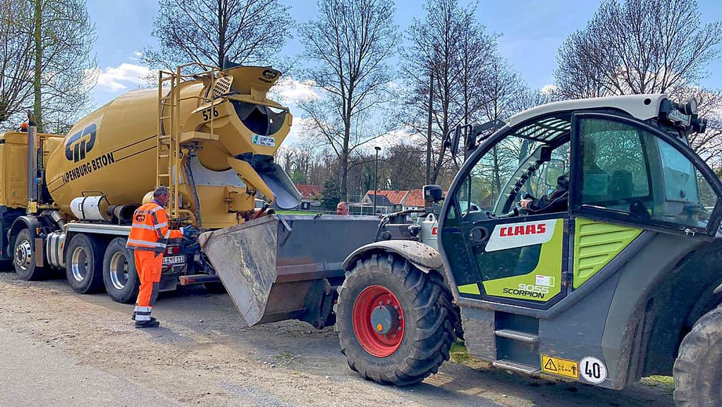 Hilfe mit schwerer Technik. Per Radlader wurde der Beton übers Badgelände transportiert.
