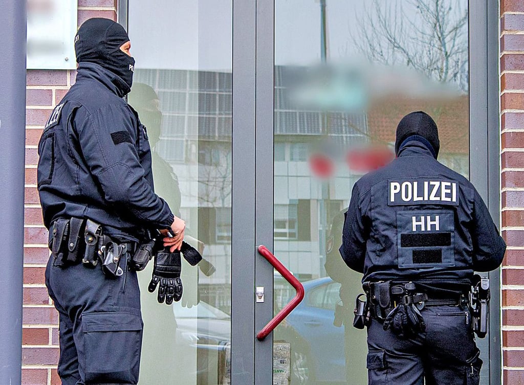Wegen verzweifelter Hilferufe aus einer Wohnung eilte die Polizei zu einem Großeinsatz.