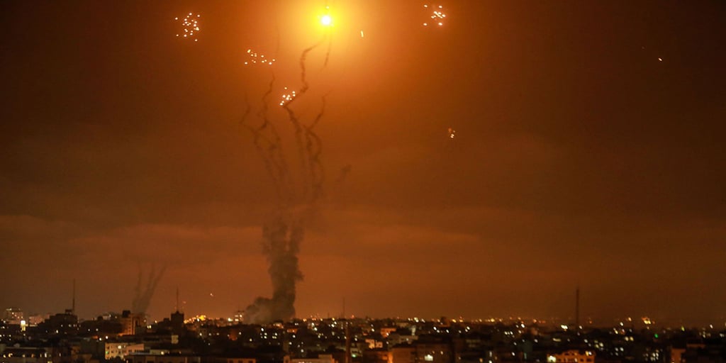 Israels Luftabwehrsystem fängt Raketen ab, die von der islamistischen Hamas aus dem Gazastreifen in Richtung Israel abgefeuert werden. Foto: Mohammed Talatene/dpa