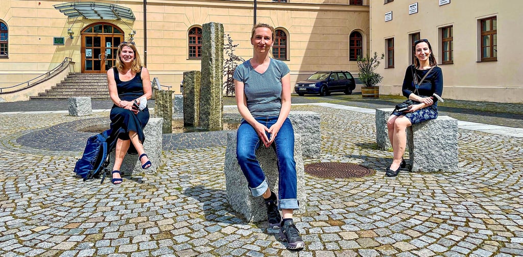 Am Montag haben die Bloggerinnen Beate Ziehers, Sandra Hintringer und Eva Adamek (v. l.) Wittenberg besucht, um auf Luthers Spuren zu wandeln.
