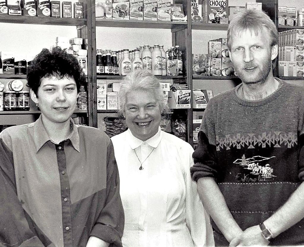 Vor 25 Jahren hatte es das oben abgebildete Fotomotiv schon einmal gegeben, damals noch vor den Regalen mit Lebensmitteln.