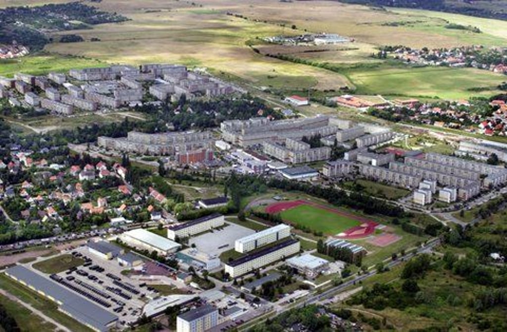 Luftbild Heide-Nord: Eine Sportanlage trennt das Areal der Kaserne in Lettin vom Wohngebiet Heide-Nord.