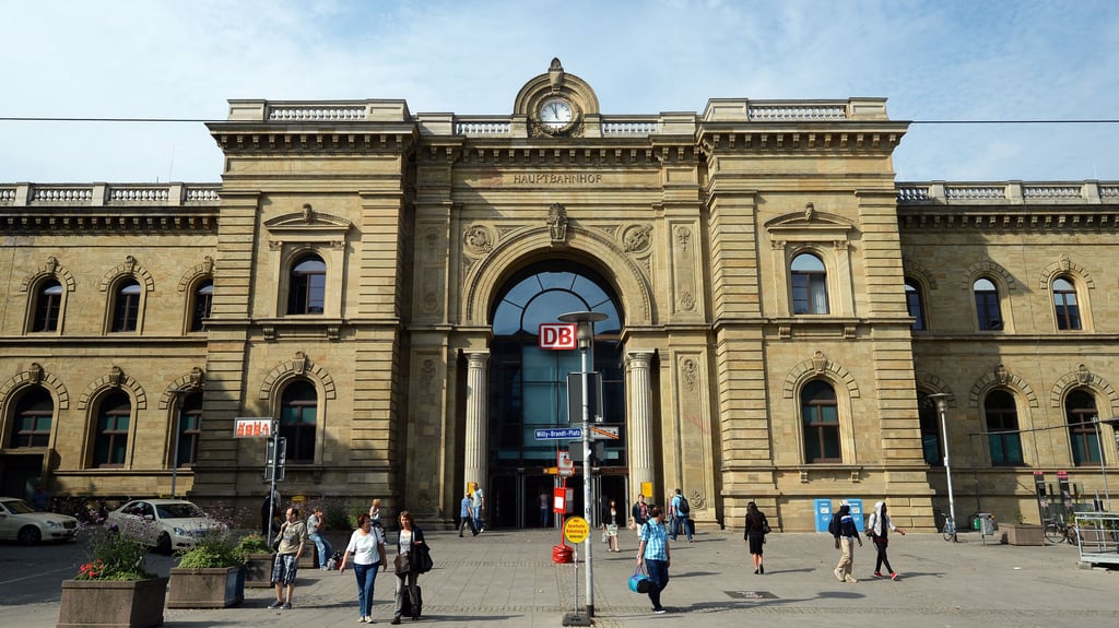 Die Polizei konnte den Dieb am Bahnhof in Magdeburg stellen. Dort wehrte er sich allerdings und wurde aggressiv.