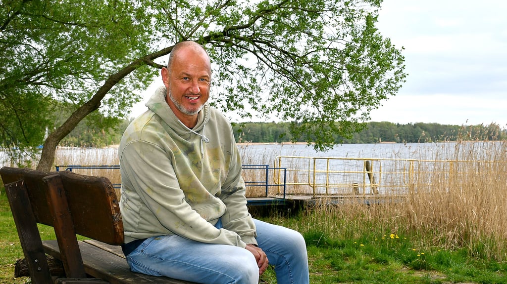 Frank Rosin machte es sich während einer Drehpause auf einer Bank nahe der Wanderrast gemütlich.