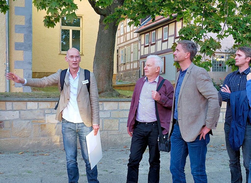 Erster Rundgang durch die Blankenburger Altstadt im September 2020 mit Stadtplaner Stephan Westermann (links). Eines der Ziele war dabei auch der Faktoreihof.