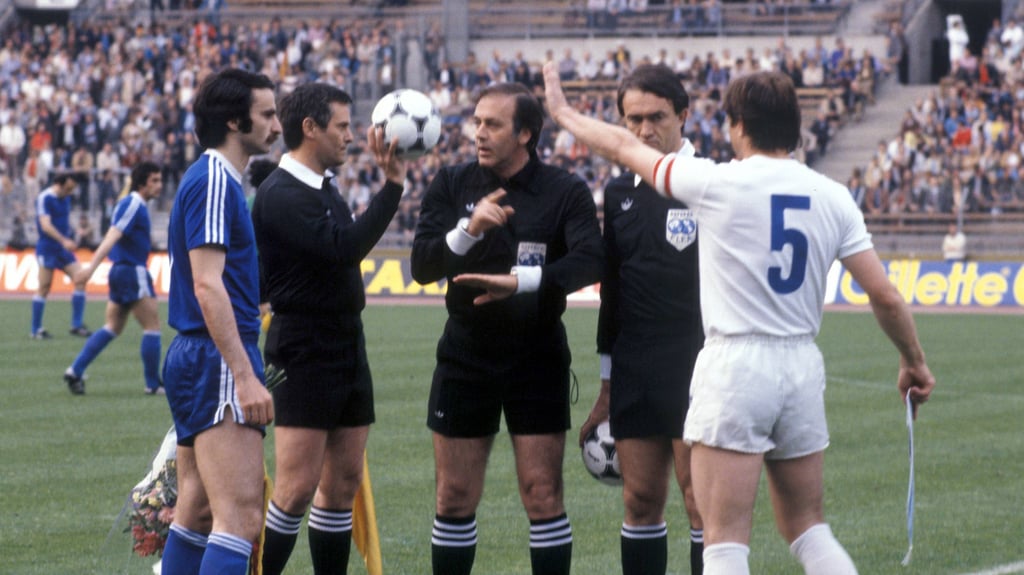 FCC-Kapitän Lothar Kurbjuweit (r.) bei der Platzwahl vor dem Finale in Düsseldorf 1981.