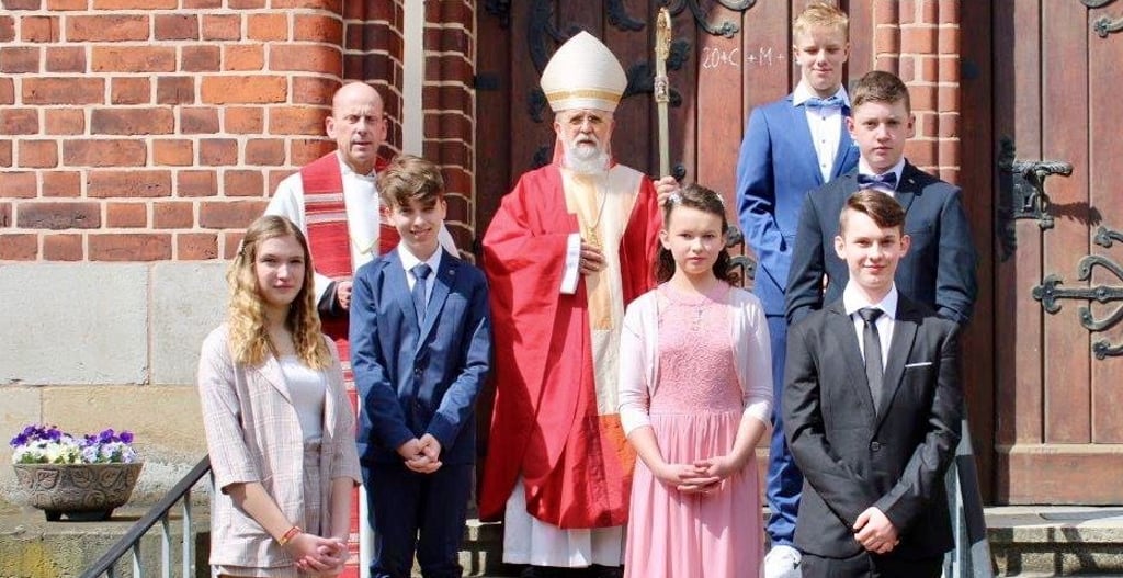 Gruppenbild der Firmlinge mit Bischof Gerhard Feige und Pfarrer Pfarrer Stephan Donath.