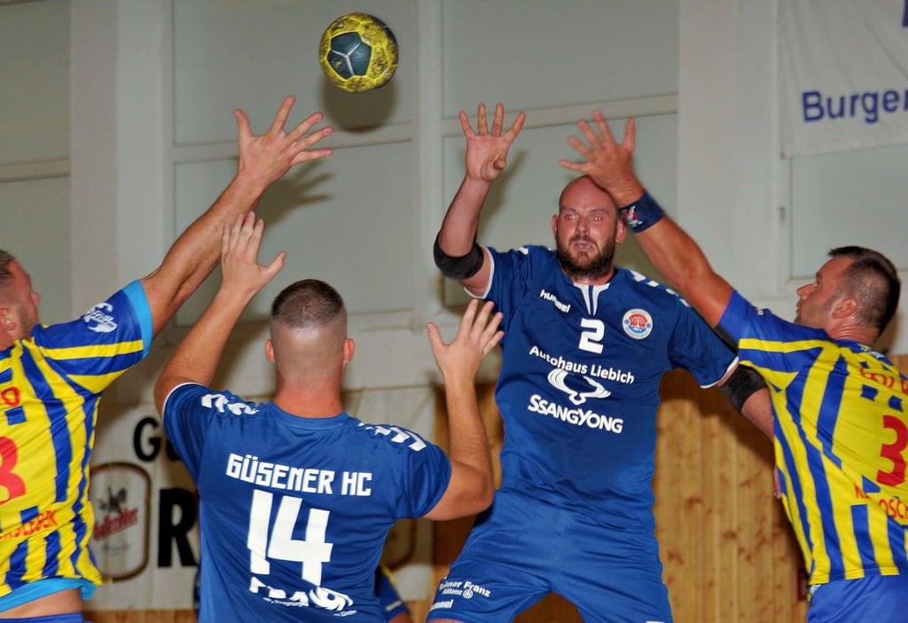 Kevin Haßbargen (2.v.r.) tauschte im Laufe seiner Karriere das Trikot des Güsener HC nie gegen ein anderes ein.