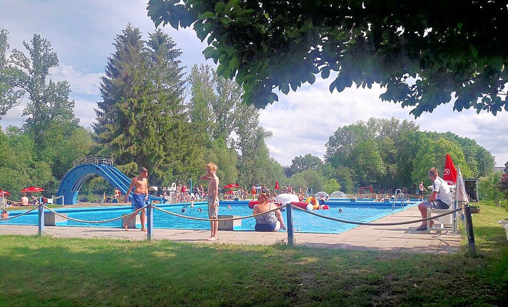 Solche Bilder mit Sonnenschein und vielen Badegästen erhofft sich die Zillyer Freibadverein auch für den Sommer 2021.