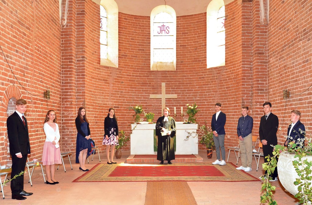 Acht Konfirmanden aus dem Pfarrbereich Sandau sowie aus Schollene hatten sich in der Sandauer Stadtkirche zu ihrer Konfirmation eingefunden. Für das Foto ausnahmsweise ohne Maske.