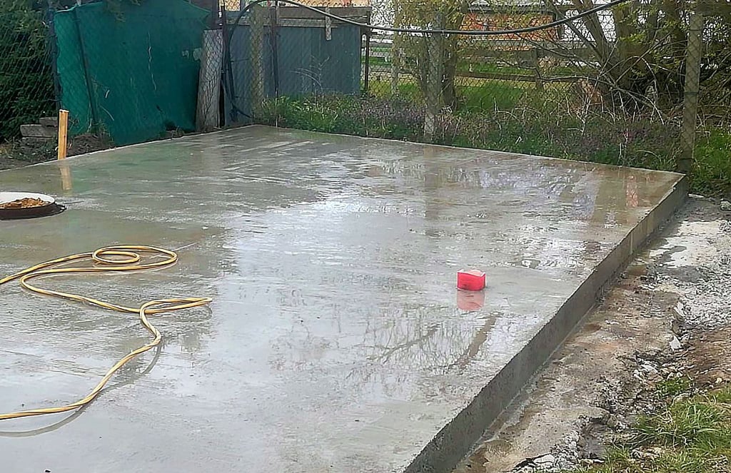 Elf Kubikmeter Beton stecken in der Bodenplatte, auf der bald die Filteranlage stehen wird.