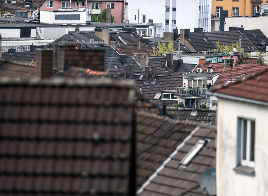 Blick über die Dächer der Stadt. Witten ist die Kommune, wo Haus- und Wohnungseigentümer und auch Mieter, bei denen die Grundsteuer auf die Miete umgelegt wird, am meisten zahlen.