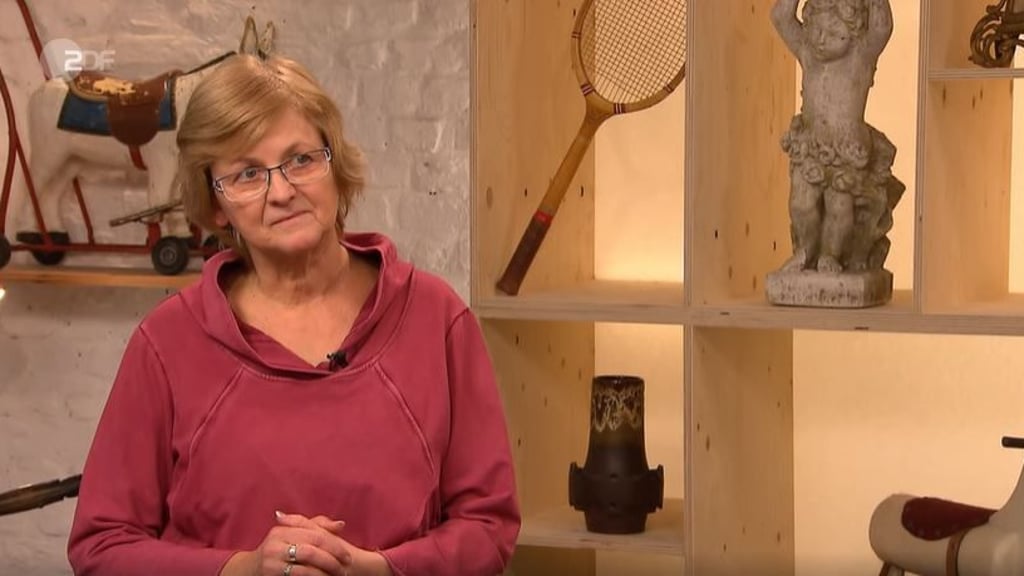 Bei "Bares für Rares" staunt Cornelia Katzera&nbsp; am Montag nicht schlecht, als sie den Wert ihres goldenen Panzer-Armbands erfährt.