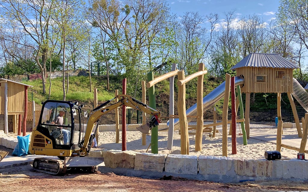 Der Spielplatz wird in der Form eines keltischen Dorfes auf dem Gelände der ehemaligen Freilichtbühne am Kirschweg errichtet.