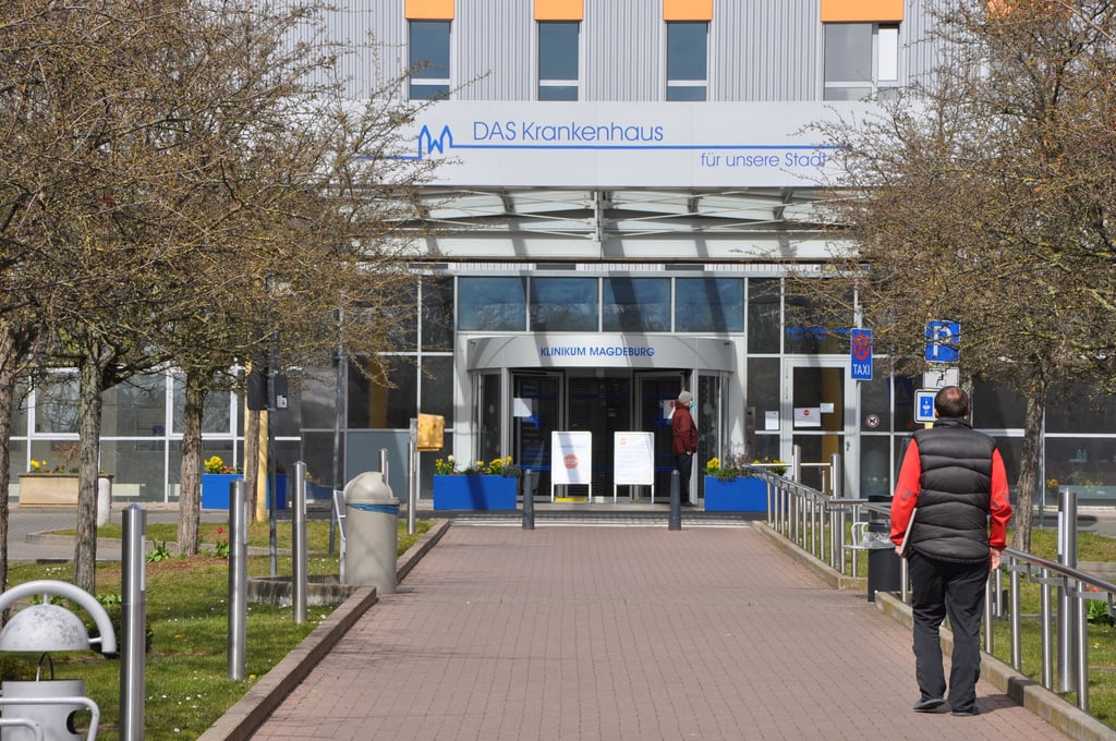 Das städtische Klinikum Magdeburg: Ärzteverband Marburger Bund und Klinikleitung streiten um eine Tarifvereinbarung aus dem Jahr 2020.