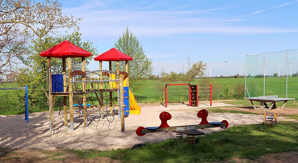 Auf dem Spielplatz steht jetzt ein neues Gerät.