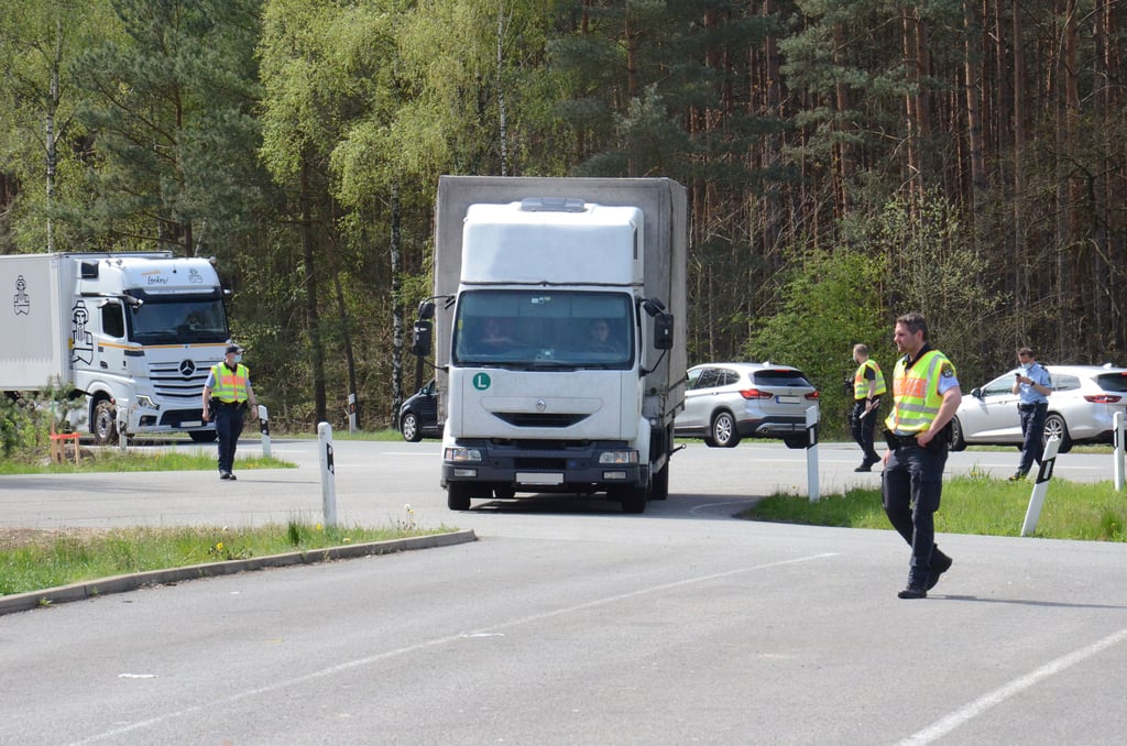 Insgesamt 47 Lkw, Sprinter und Busse wurden im Rahmen einer Schwerpunktkontrollwoche auf dem Parkplatz Langer Heinrich bei Kakerbeck überprüft. Vor allem ging es den Beamten dabei darum, ob die Fahrer die Lenk- und Ruhezeiten eingehalten und die Ladung ordnungsgemäß gesichert haben.