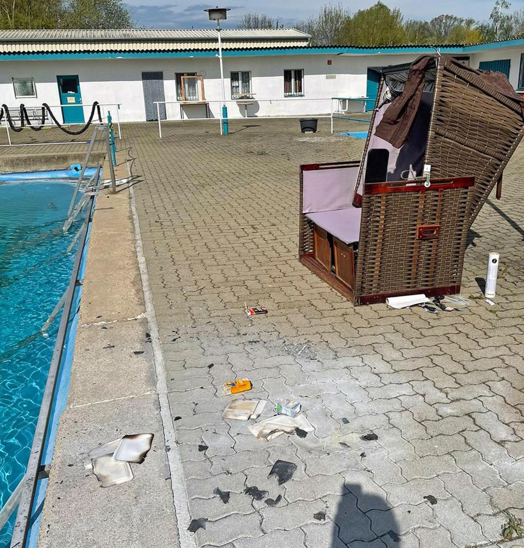 Resultat des nächtlichen Freibadbesuchs: Kokelspuren, Müll und ein verrückter Strandkorb.