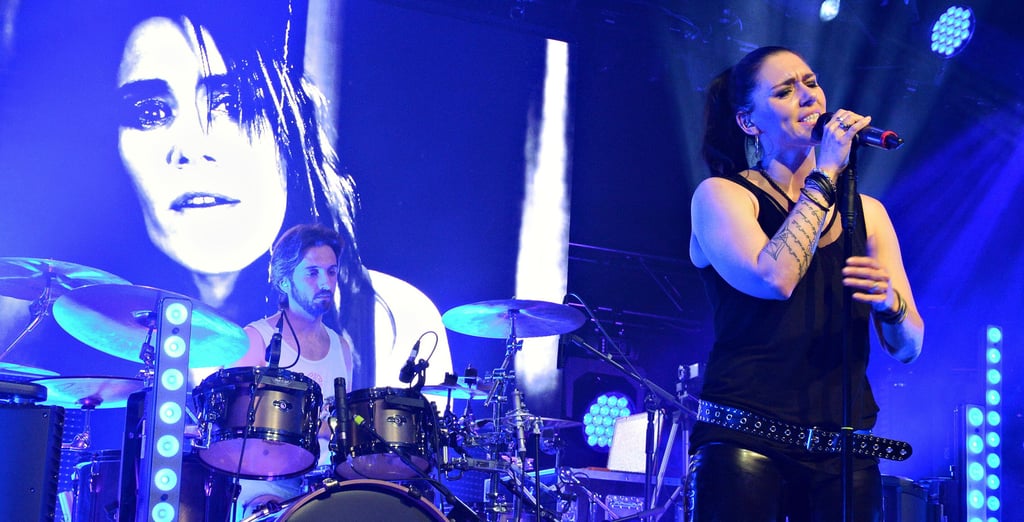 Probe der Band Valid Blu in Oebisfelde: Suzen Berlin singt die Songs des neuen Albums. Am Schlagzeug sitzt Dennis Wetzler. Erstellt wurde ein aufwendiges Bühnenprogramm mit Lichtshow, in dem die fiktive Geschichte eines Medien-Konzerns erzählt wird, der es mit der Wahrheit nicht so genau nimmt und damit für Chaos sorgt. Auf einer Leinwand sind Grafiken und Videosequenzen zu sehen.