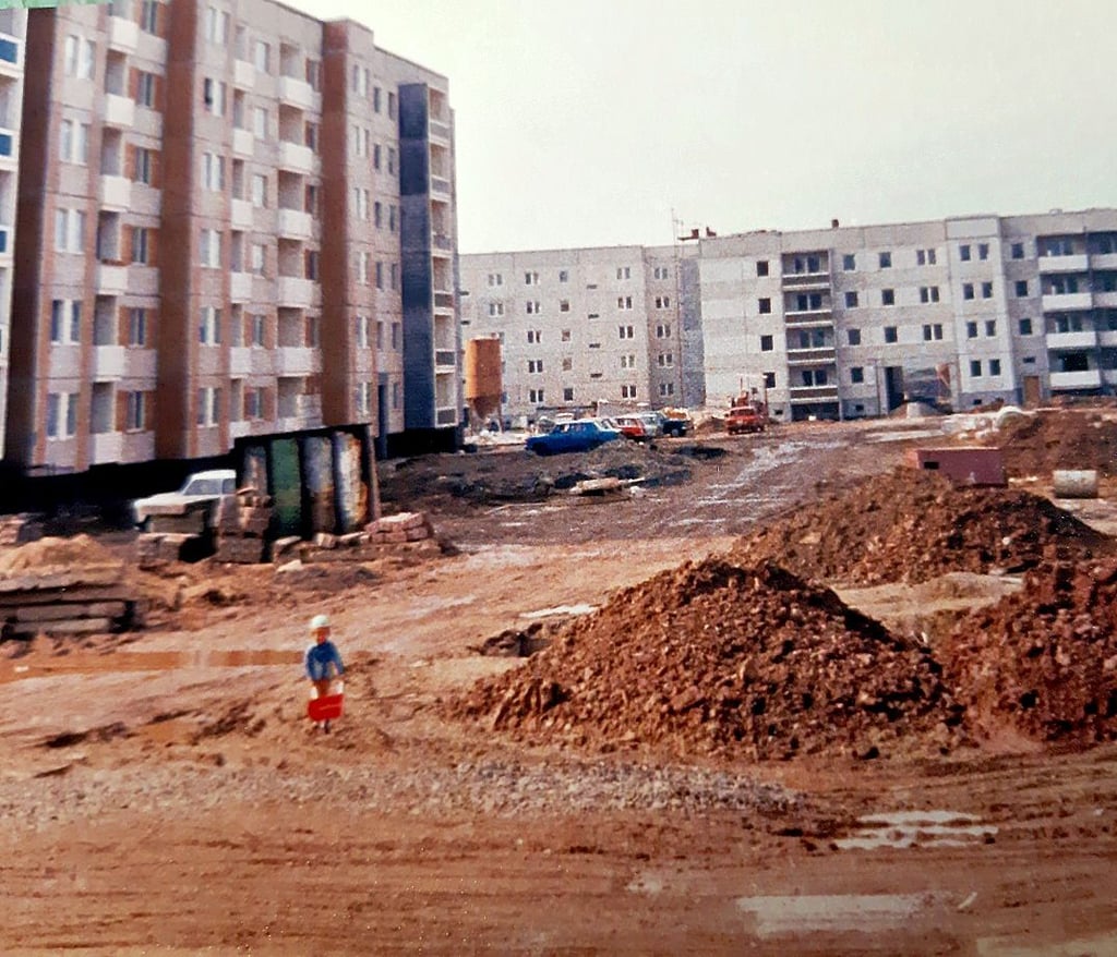 1990 war der Wohnungsbau am Roggengrund zwar schon weit vorangeschritten, von Straßen konnte in den Quartieren noch nicht gesprochen werden.