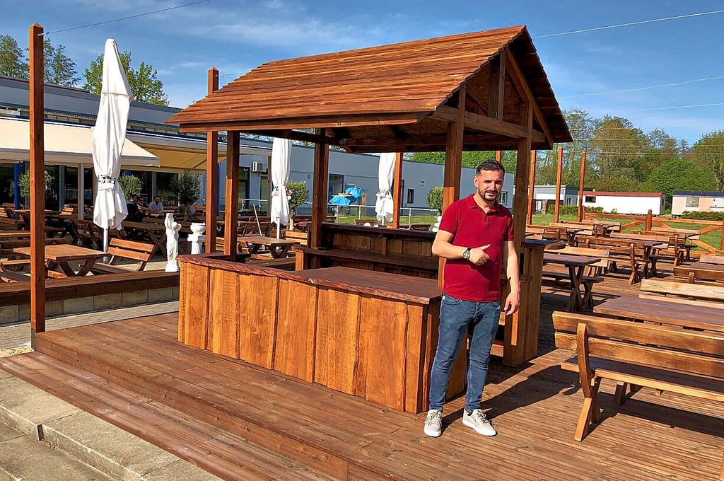 Albjon Ruka auf der neuen Terrasse des Waldbads: Sein Restaurant ?Syrtaki? hat am Montagabend geöffnet - vorerst mit Außerhausverkauf.