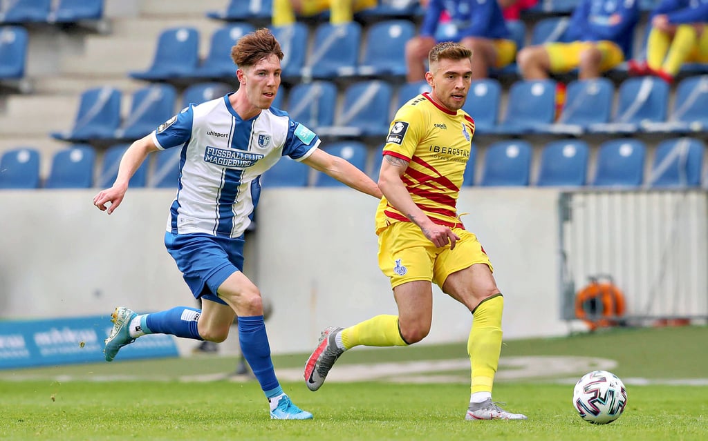 In den vergangenen Jahren war Florian Kath - hier links im Laufduell mit dem Duisburger Joshua Bitter - nach seinem eigenen Geschmack viel zu selten fit. Umso glücklicher ist der 26-Jährige über jeden Einsatz, den er beim FCM in diesen Wochen sammelt.