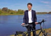 Robert Reck liebt die Elbe  und fährt leidenschaftlich gerne  Rad.  Der Fluss ist oft Ziel seiner Touren, wo er am Ufer prima entspannen kann.  