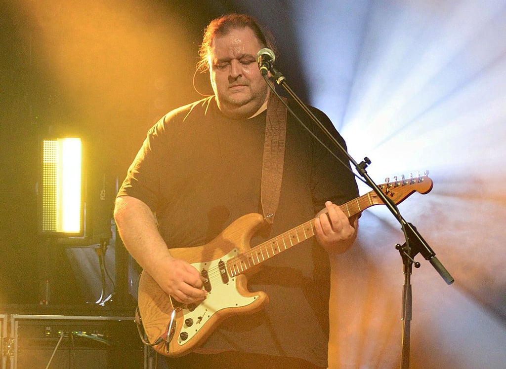Peter Schmidt spielt Gitarre in der fünfköpfigen Gruppe.