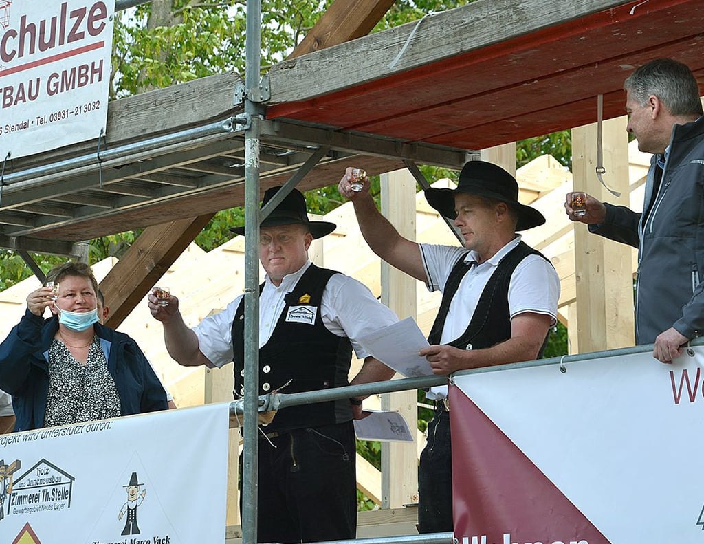 Stendals Tiergartenleiterin Anne-Katrin Schulze (von links), Zimmerermeister Thomas Stelle, Zimmerermeister Jörg Hoffmann und SWG-Chef Daniel Jircik stießen auf den Kiosk-Neubau an.
