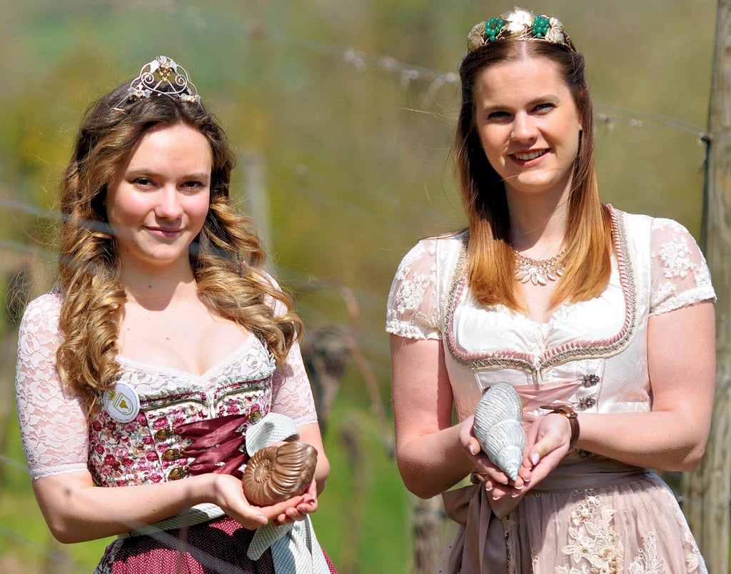 Zwei Weinprinzessinnen in Corona bedingter „Warteschleife“: Antonia Odenthal (Freyburg/links) und Maria Scheffel (Bad Kösen) präsentieren Trinkschnecken.