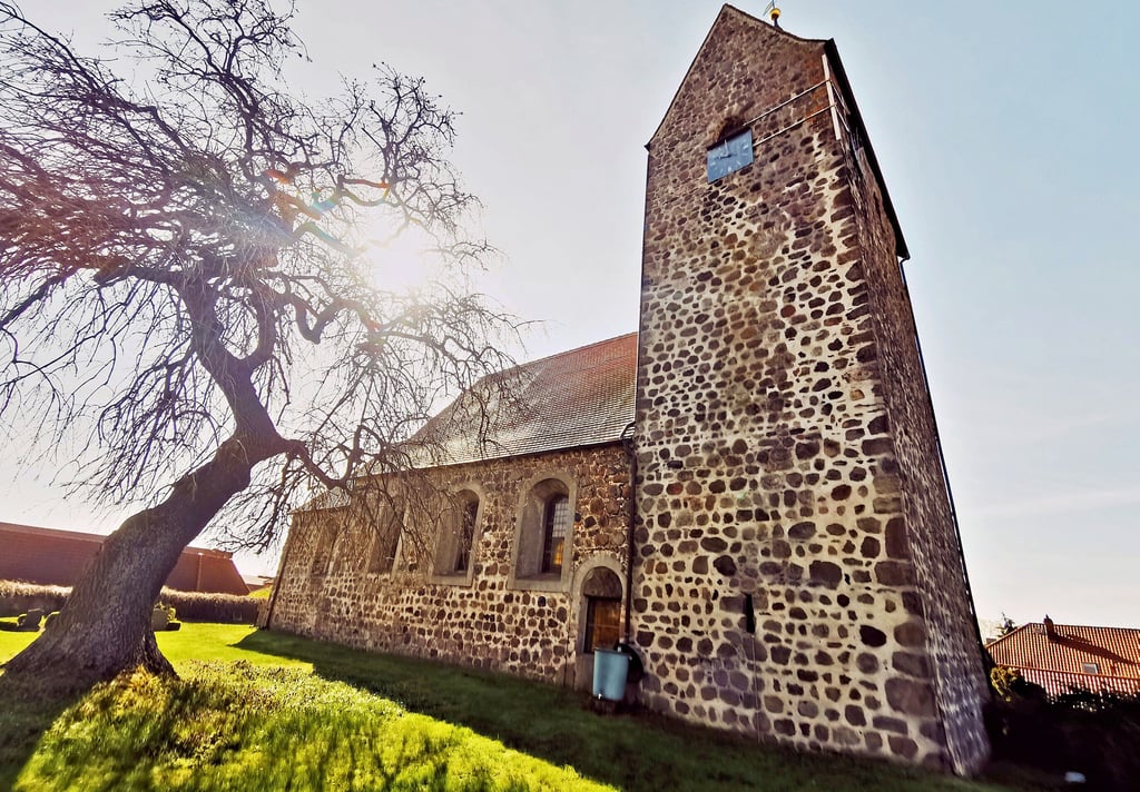 Auch devangelische Dorfkirche Estedt, die um 1200 als spätromanischer Feldsteinsaal mit eingezogenem quadratischen Chor und Westquerturm entstanden ist, ist eine Station auf dem historischen Rundgang zum 900-jährigen Jubiläum des Dorfes om Oktober.