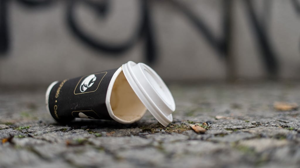 Ein weggeworfener Kaffeebecher gilt als eine teure Ordnungswidrigkeit.