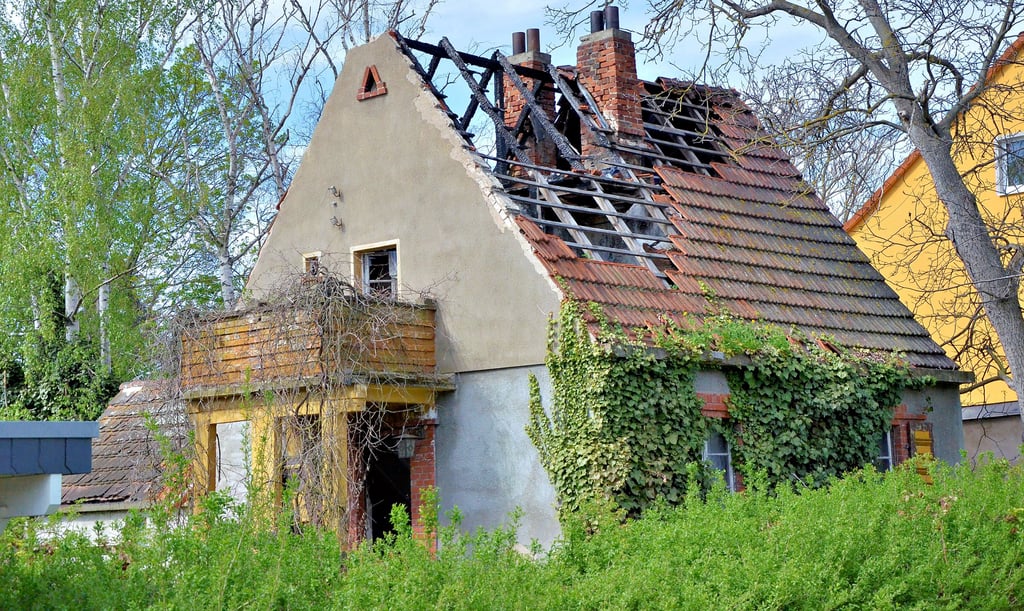 Im April 2020 brannte dieses kleine Einfamilienhaus in der Hohenerxlebener Straße in Staßfurt. Mittlerweile kann eine Verbindung zu den Vorfällen in der Erich-Weinert-Siedlung hergestellt werden. Der Anwohner, der die Drohungen gegen seine Nachbarn gestanden hat, hatte den Hausbewohner nach dem Brand bei sich aufgenommen.