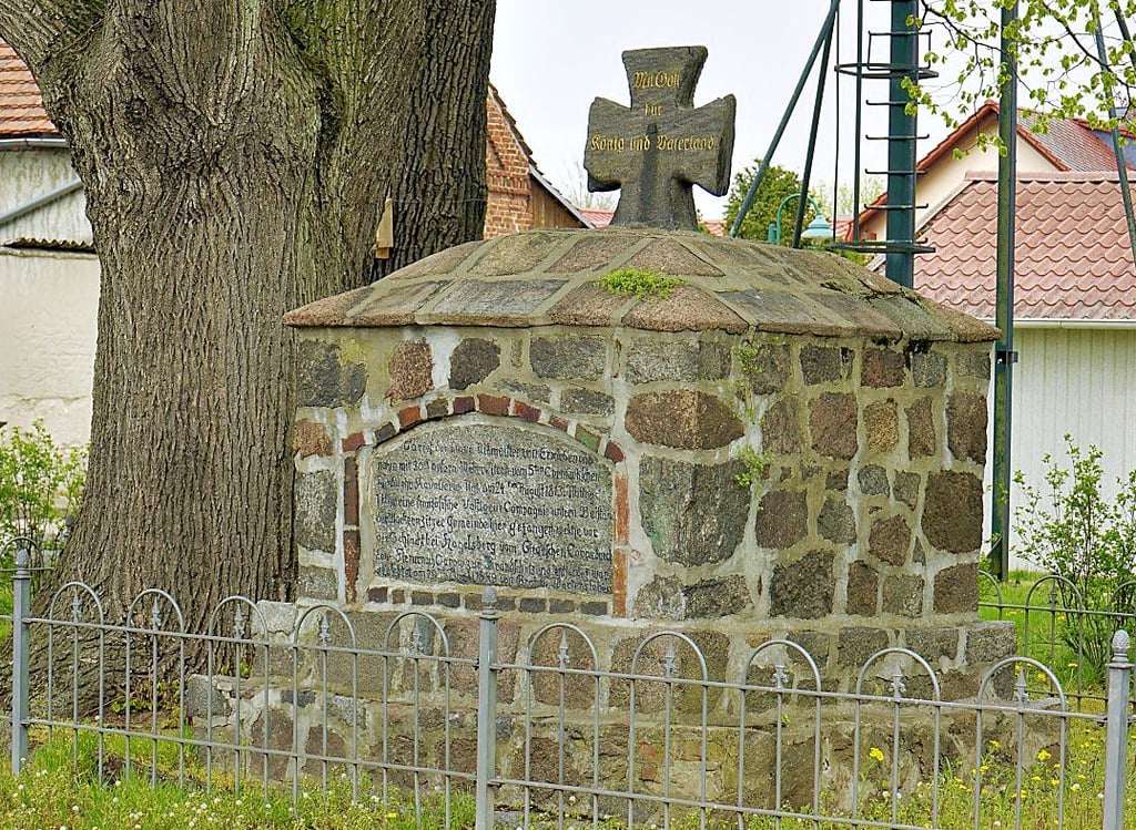 Das Denkmal in der Ortsmitte von Zitz wurde 1849 erbaut. Zum gleichen Zeitpunkt wurde auch die benachbarte Linde gepflanzt