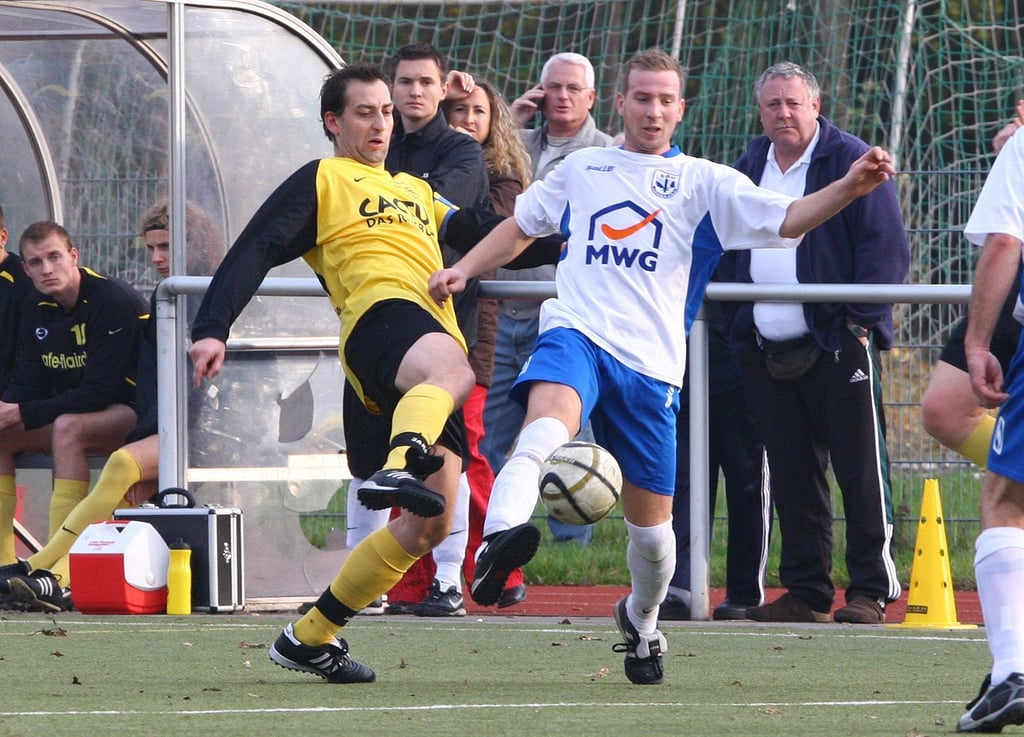 Tino Beyer (l.) lenkt heute die Geschicke als Trainer beim SV Groß Santersleben. Die prägendste Zeit verlebte der gebürtige Magdeburger jedoch als Aktiver beim TuS 1860 Neustadt.