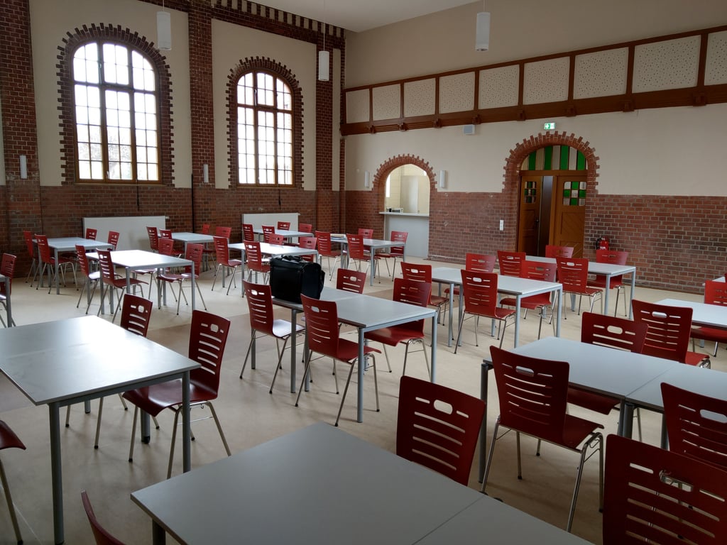 Blick in die neue Schulmensa der Gemeinschaftsschule "Wilhelm Wundt" in Tangerhütte.