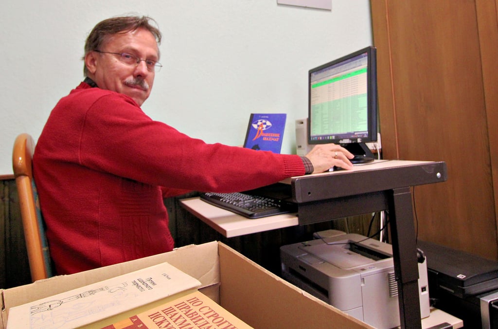 Eine Menge zu tun: Im Löberitzer Schachmuseum digitalisiert Klaus-Dieter Fenske nun 3.000 Schachbücher.