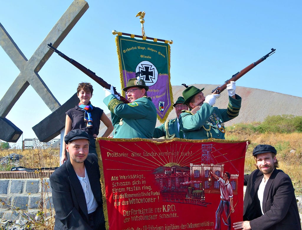Johannes Weilandt, Stella Schimmele, Schützen vom SV Gerbstedt und Benjamin Zock (v.l.) posieren mit der Fahne.