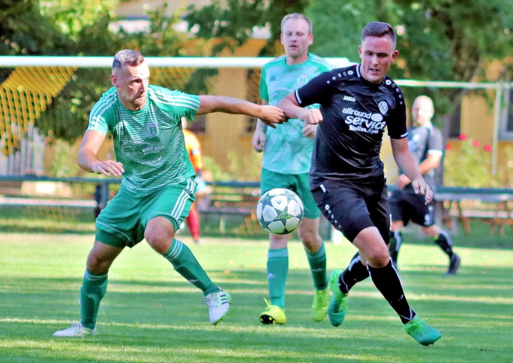 Patrick Anhalt (links) und der SV Wolmirsleben werden auch in der Saison 2021/22 auf die SG Neugattersleben/Calbe II treffen. Der Antrag auf Aufstieg in die Landesklasse wurde vom KFV Fußball Salzland abgelehnt.