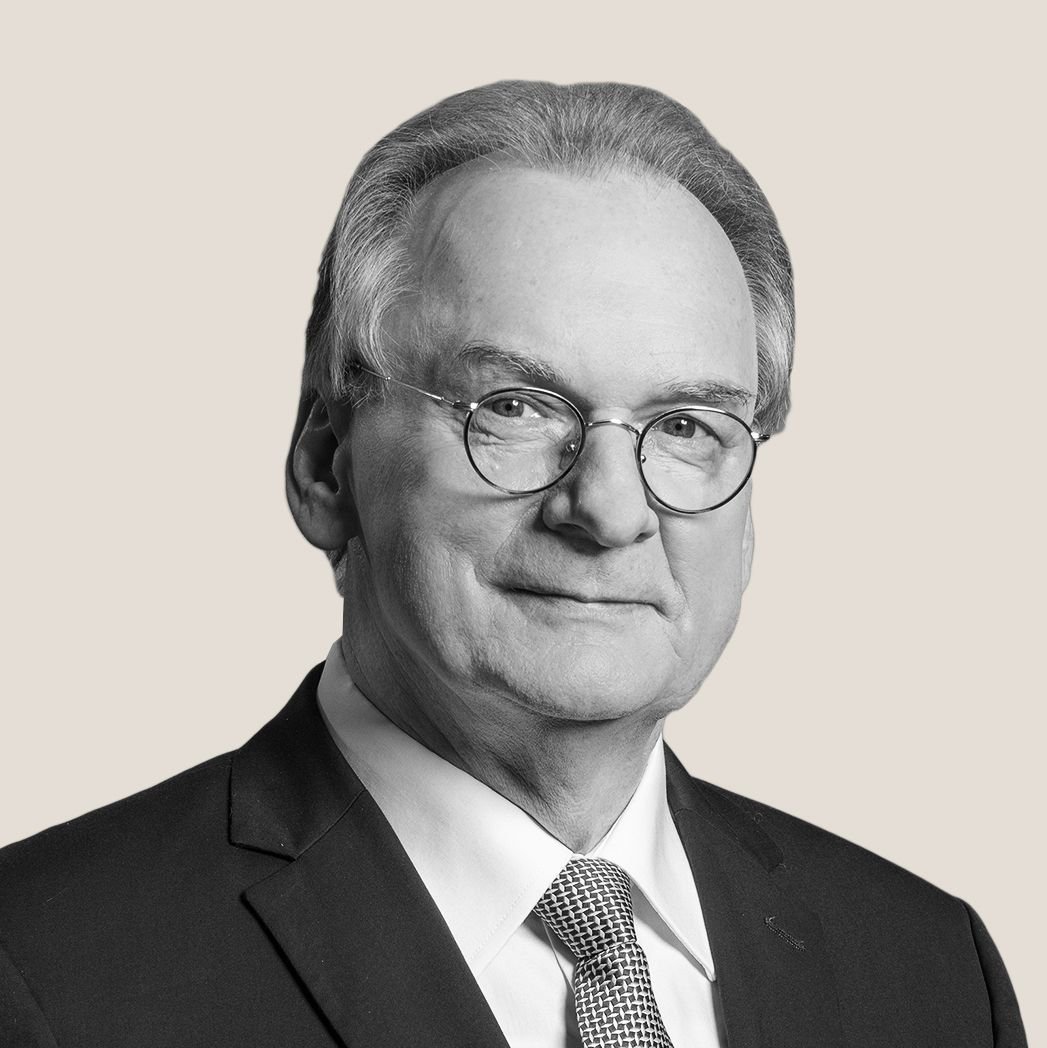 Reiner Haseloff ist 67 Jahre alt • seit 2011 Ministerpräsident von Sachsen-Anhalt • seit 45 Jahren verheiratet • lebt in Wittenberg • widmet seine Freizeit gern der Familie und Büchern •  außerdem hört er nach eigenen Angaben gern Rockmusik