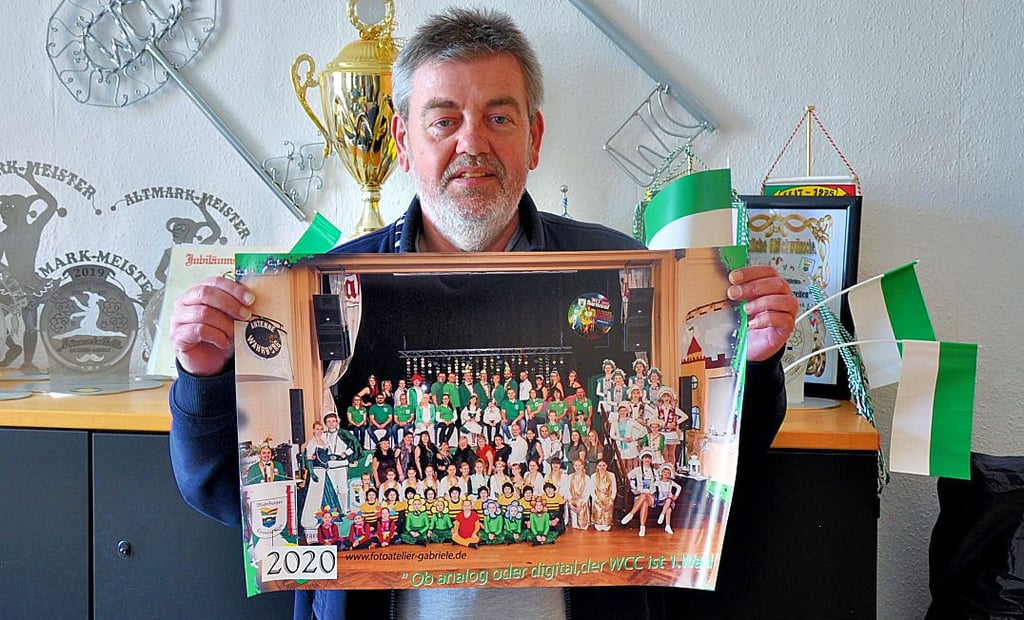 Frank Kruft präsentiert das Plakat des letzten Landesturniers 2020. 2021 wird das Turnier nicht stattfinden können.