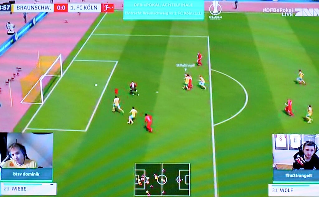 Der 1. FC Köln, hier im Spiel gegen Braunschweig, hat beim DFB ePokal den großen Erfolg knapp verpasst. Die Geißböcke gewannen zwar an der PlayStation den Wettbewerb. Doch im großen Cross-Konsolen-Finale unterlagen die Kölner dem Außenseiter aus Worms.