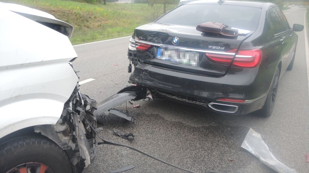 Der BMW musste abgeschleppt werden.