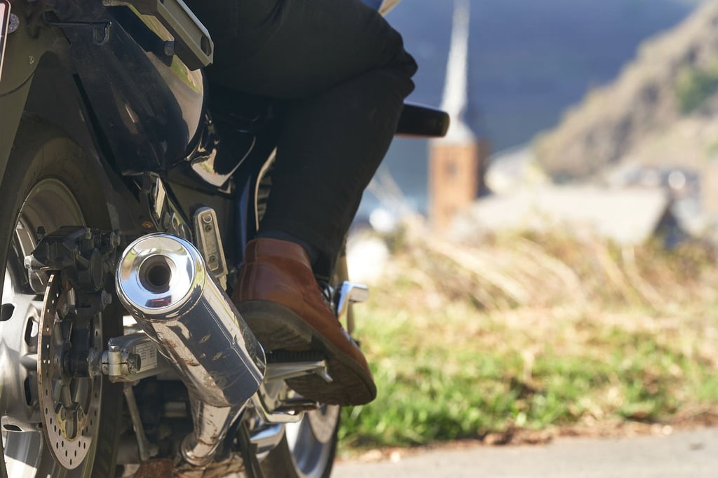 Seit Jahren klagen Anwohner an beliebten Motorradstrecken über dröhnende Motorräder, Biker hingegen plädieren für eine faire Debatte.