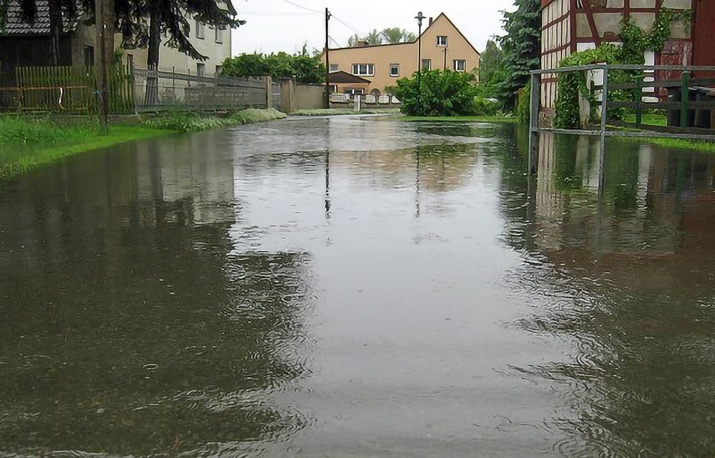 Im Juni 2013 waren Dörfer entlang der Weißen Elster überflutet. So sah es damals in Ostrau aus. Bis heute wartet man auf einen Schutz-Deich.