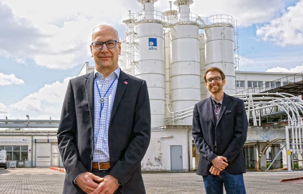 Geschäftsführer Olaf Dany (links) und Prokurist Karsten Schliwa vor den neun Silos, in denen das PVC in Form feinen Mehls gespeichert ist.