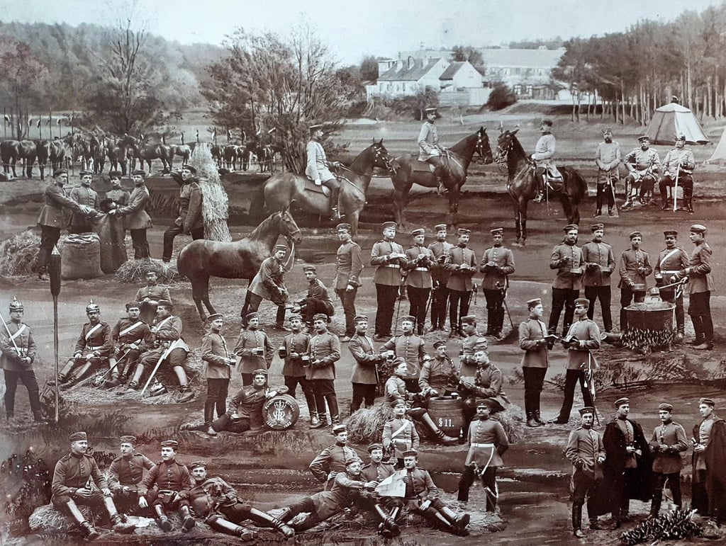 Das Carl-Hesse-Foto zeigt Garde-Dragoner von 1893. Mit auf dem Bild (unten der 4. von links) ist der Großvater von Dietrich Genaus Frau.