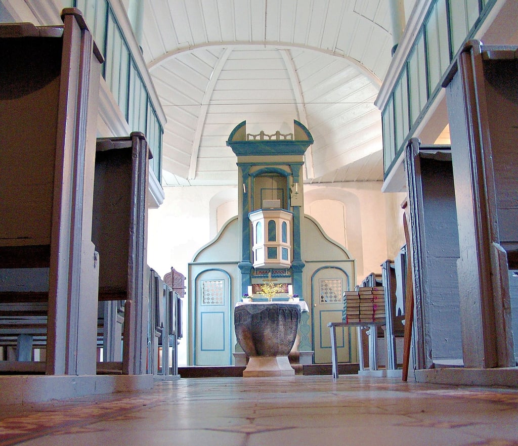 Der Innenraum der Kirche in Gossa: Hier werden die Emporen mit neuer Dielung versehen.